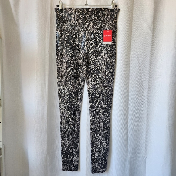 New Spanx Faux Leather Grey Snake Shine Leggings Size M - Picture 3 of 8